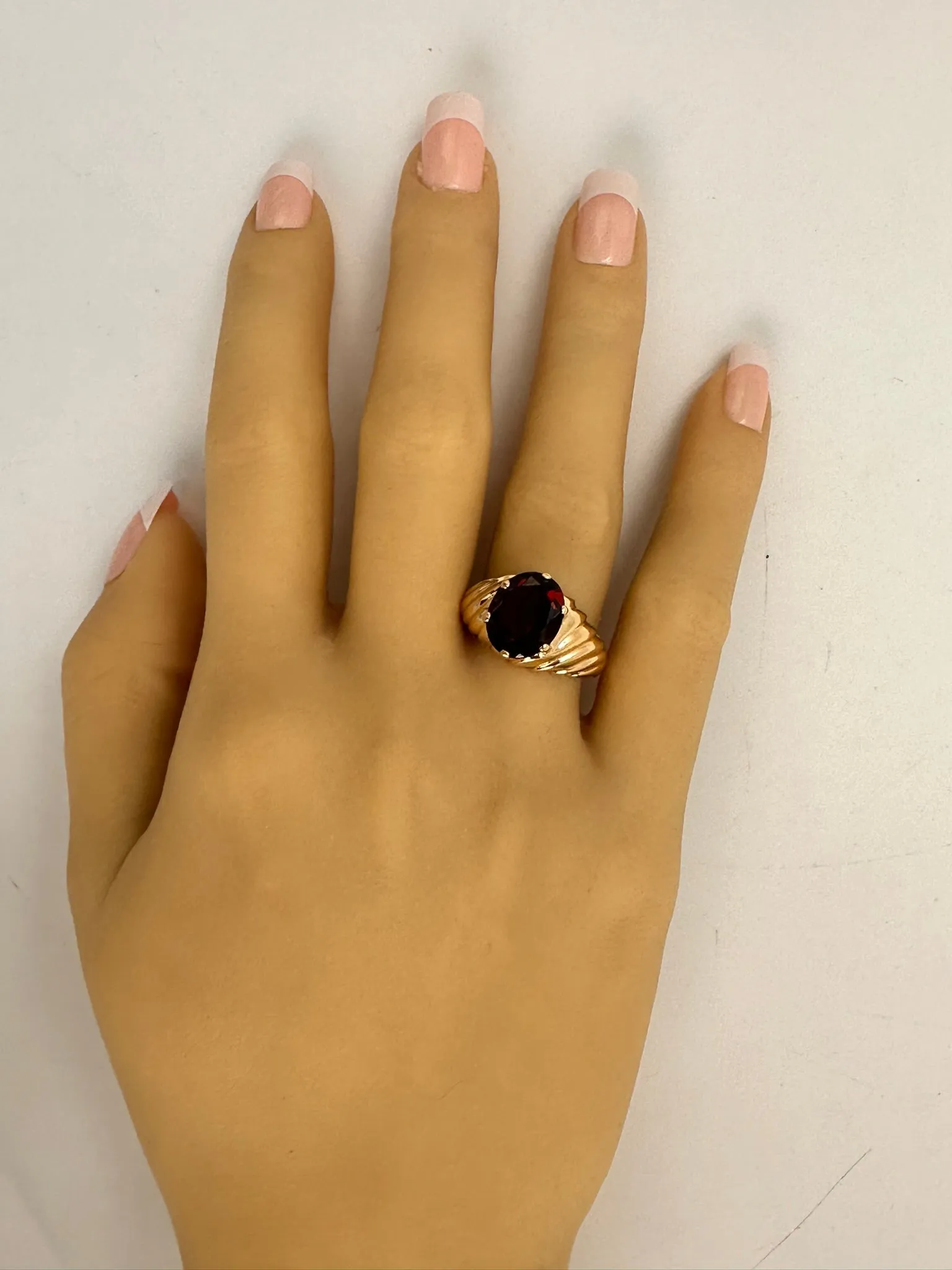 Regal 9ct Yellow Gold Single Stone Garnet Ring