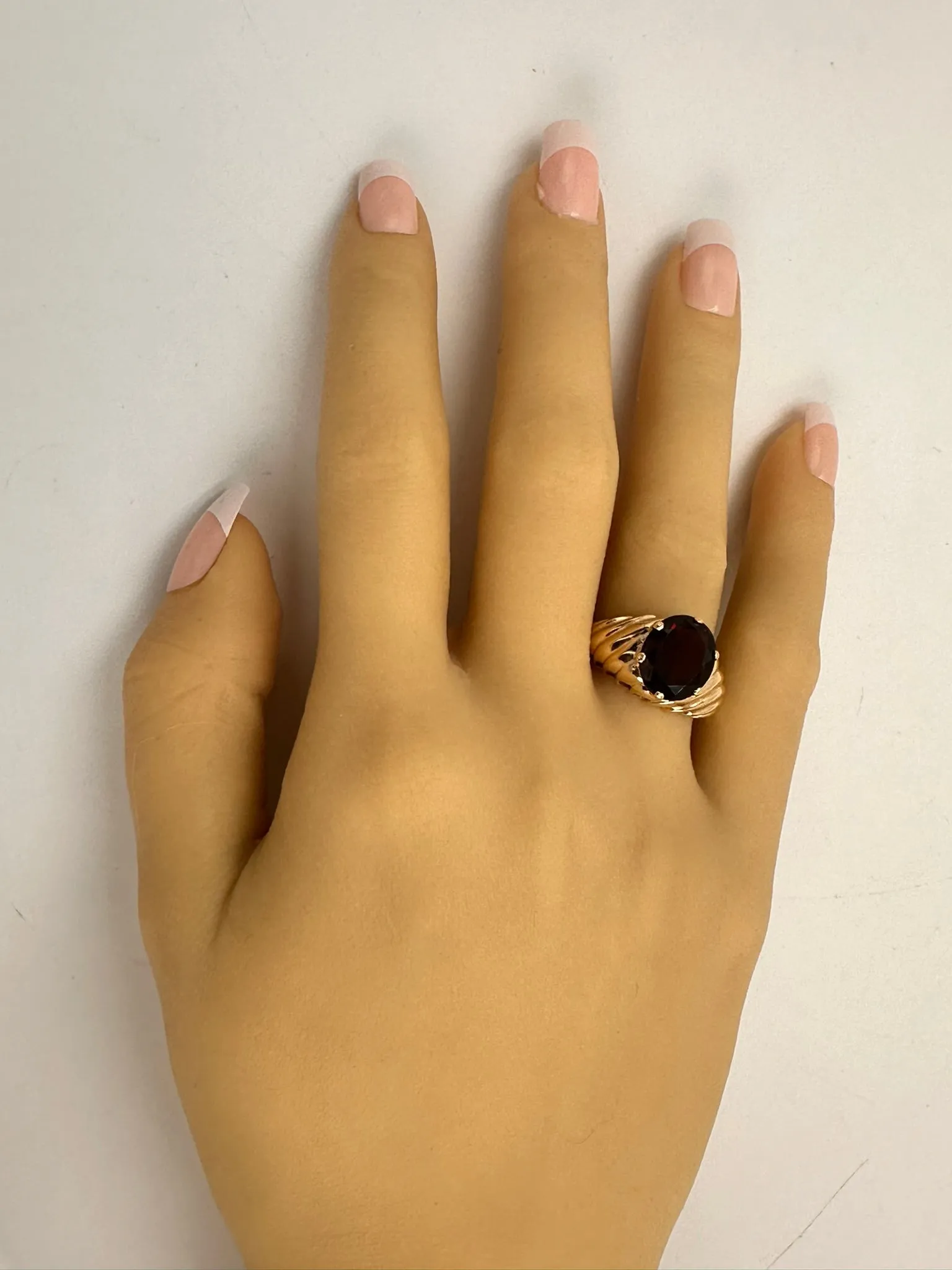 Regal 9ct Yellow Gold Single Stone Garnet Ring