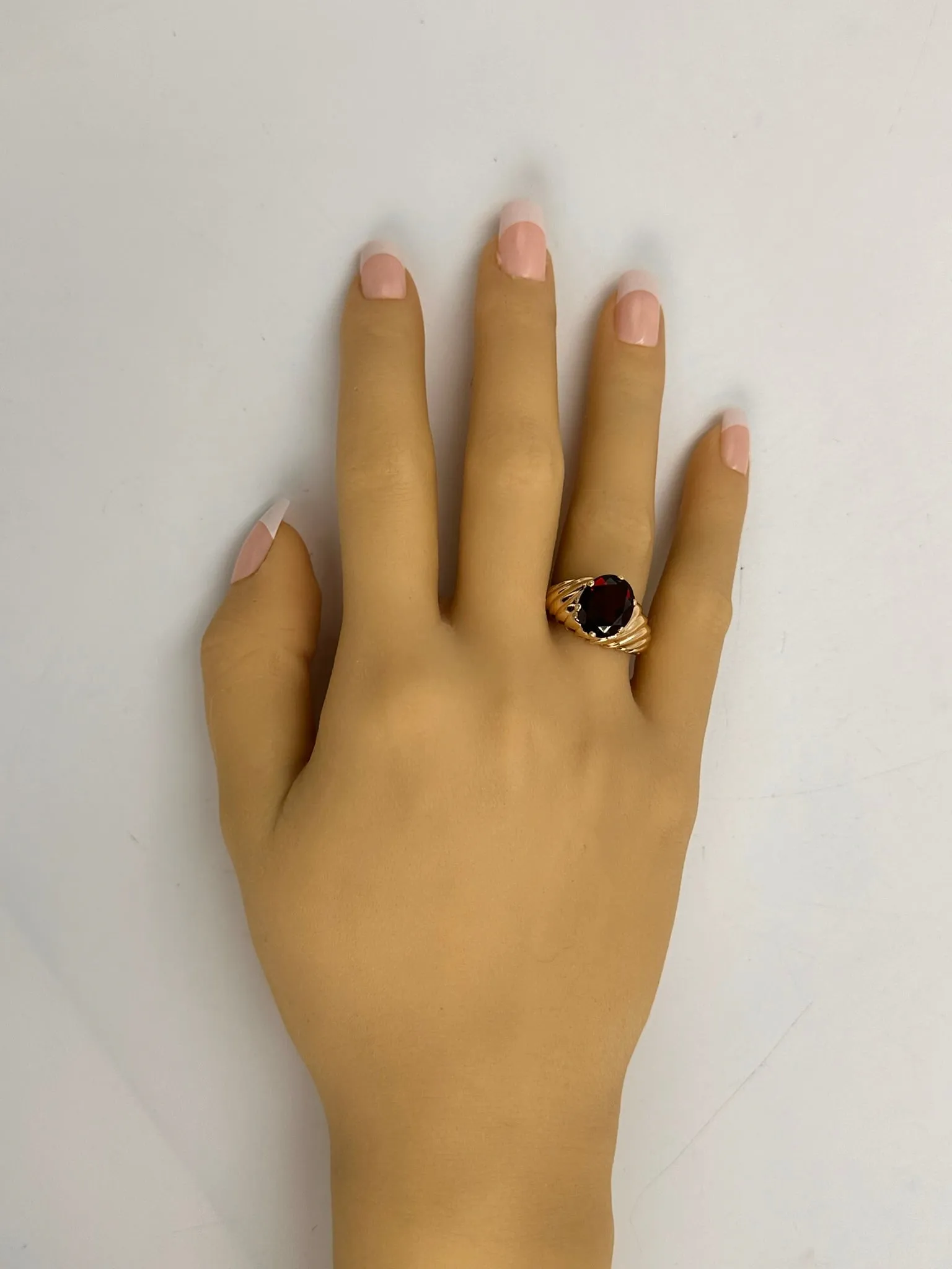 Regal 9ct Yellow Gold Single Stone Garnet Ring