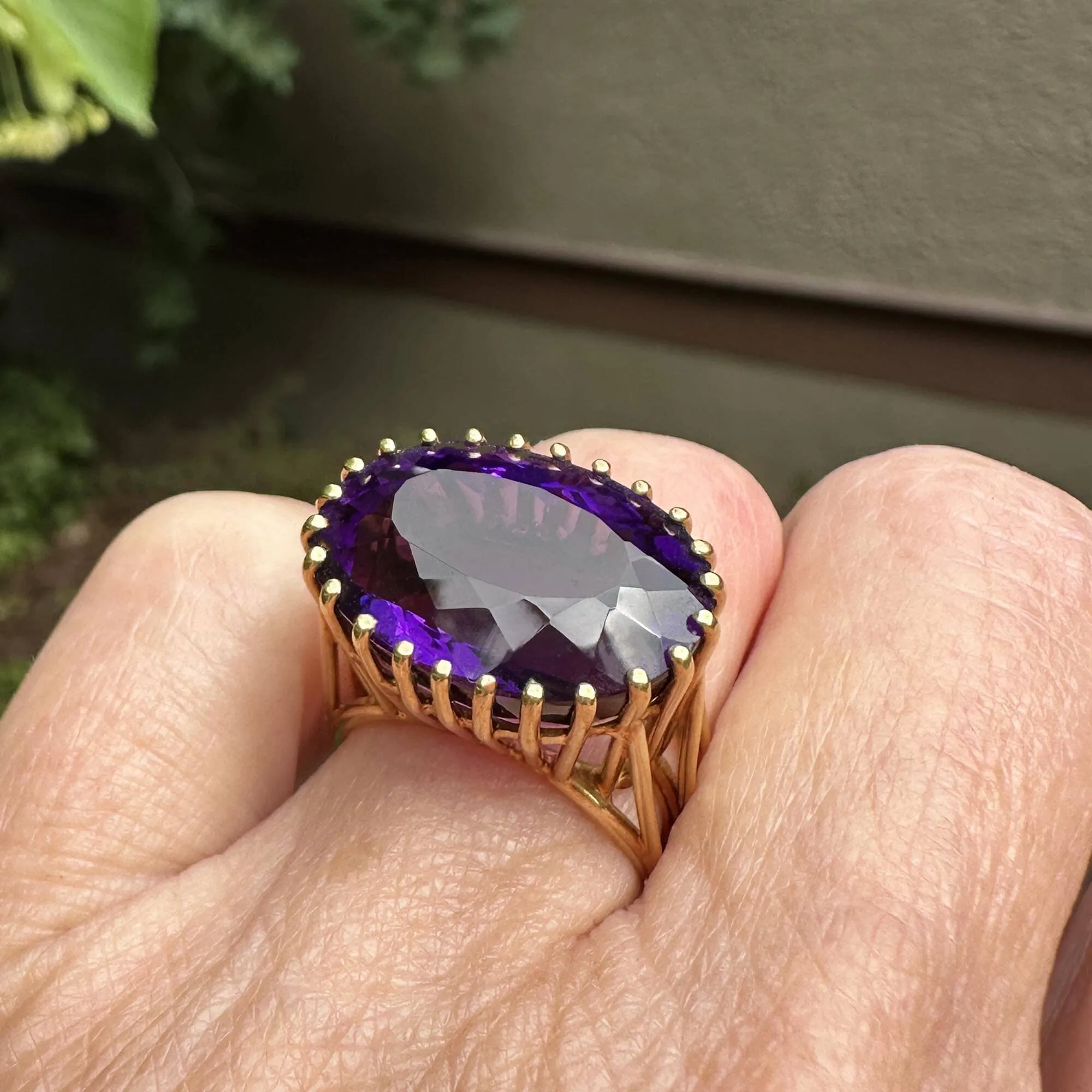 Vintage 18K Gold East West 12.5 CTW Amethyst Ring