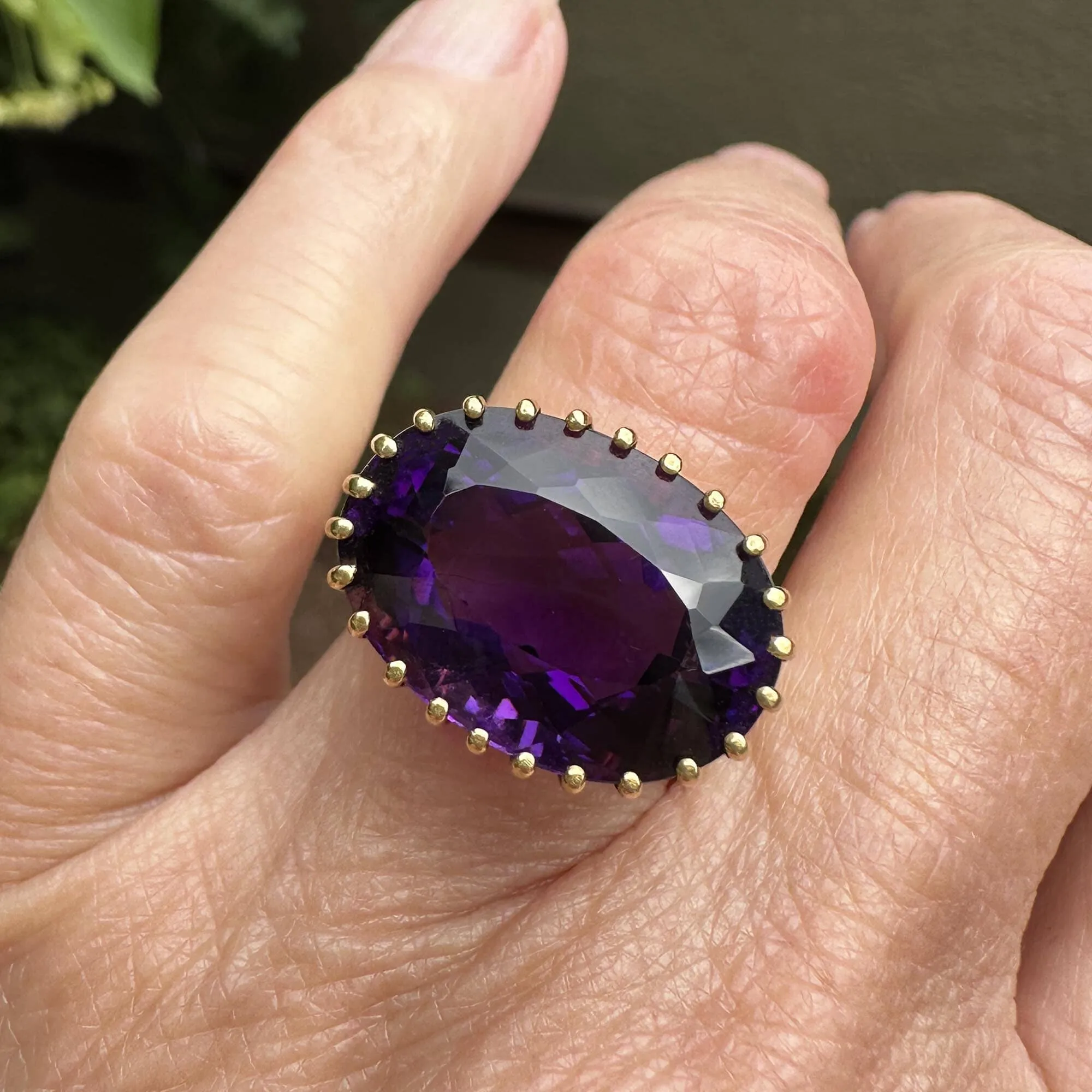 Vintage 18K Gold East West 12.5 CTW Amethyst Ring